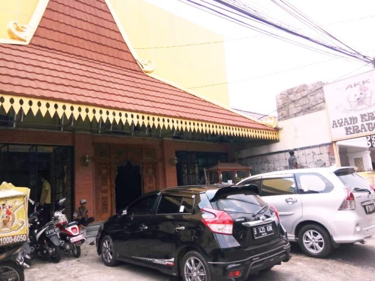 Restoran Dengan Konsep Tradisional Ayam Kremes Kraton, Tebet Febe Shinta